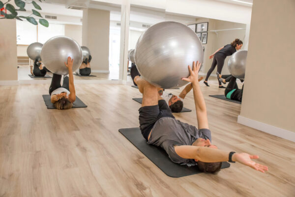 Clase de pilates con pelotas